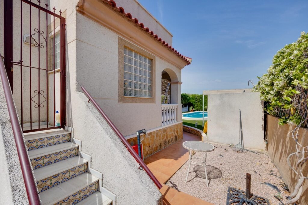 Tilava huvila omalla uima-altaalla – La Marina