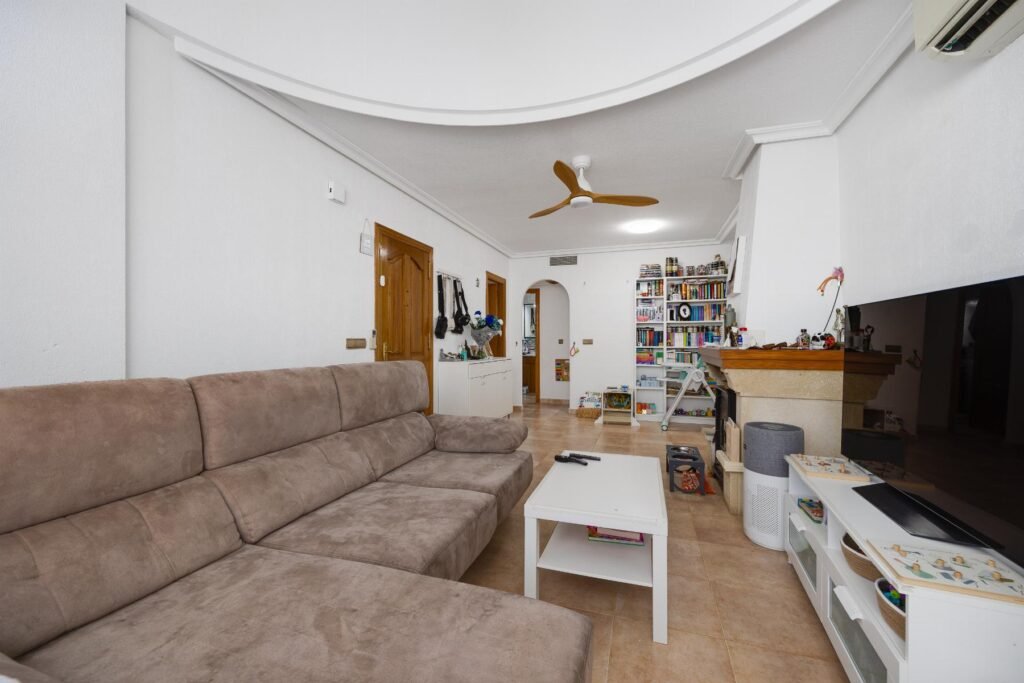 Tilava huvila omalla uima-altaalla – La Marina