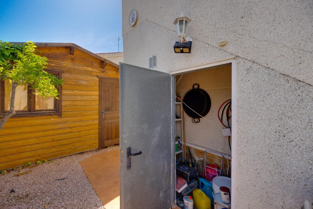 Tilava huvila omalla uima-altaalla – La Marina