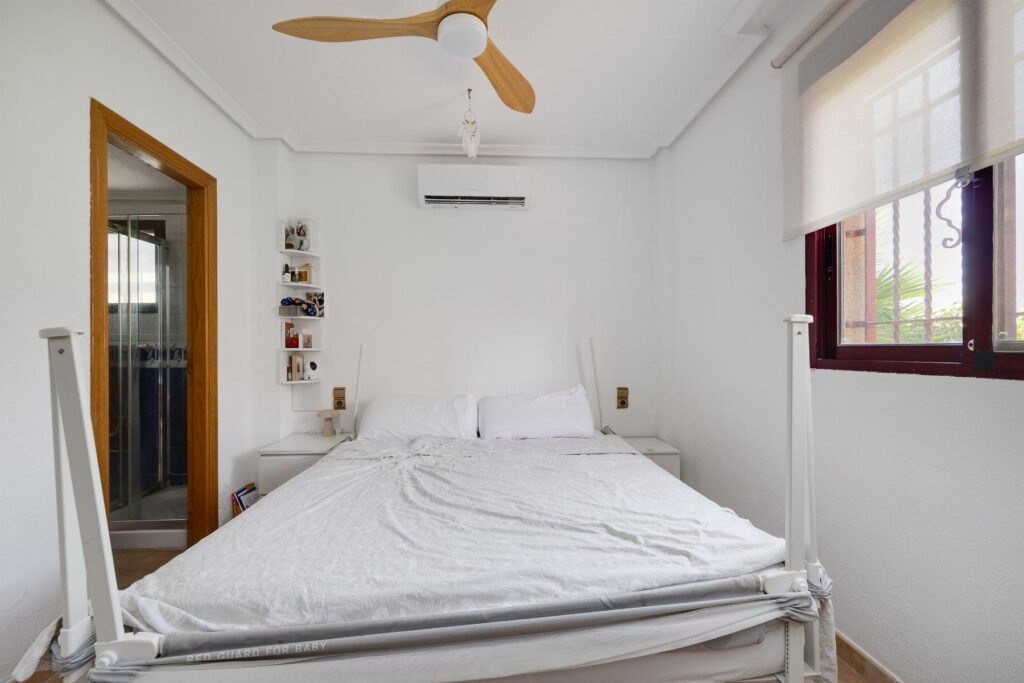 Tilava huvila omalla uima-altaalla – La Marina