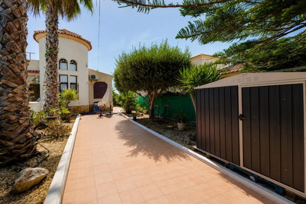 Tilava huvila omalla uima-altaalla – La Marina