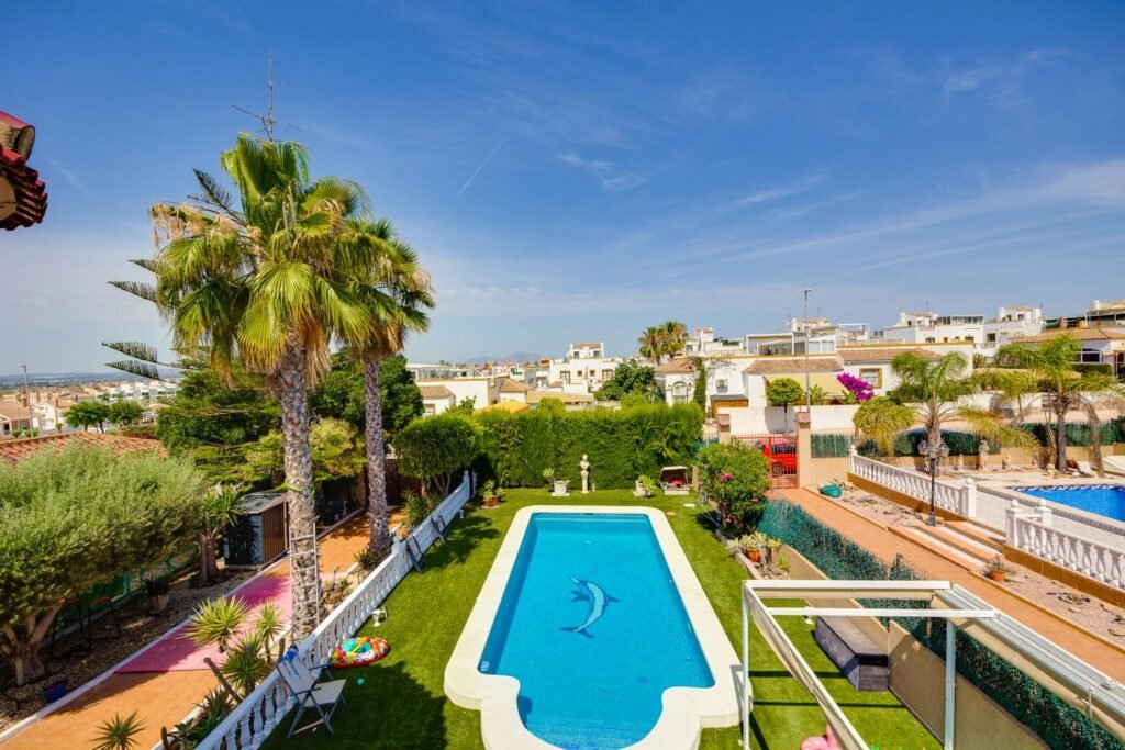 Tilava huvila omalla uima-altaalla – La Marina