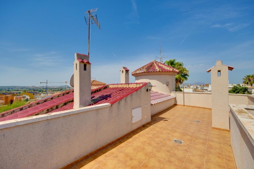 Tilava huvila omalla uima-altaalla – La Marina