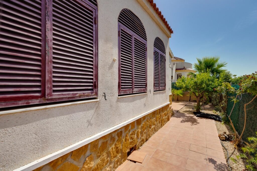 Tilava huvila omalla uima-altaalla – La Marina