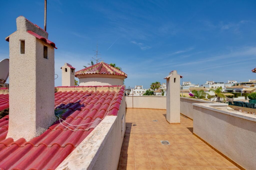 Tilava huvila omalla uima-altaalla – La Marina