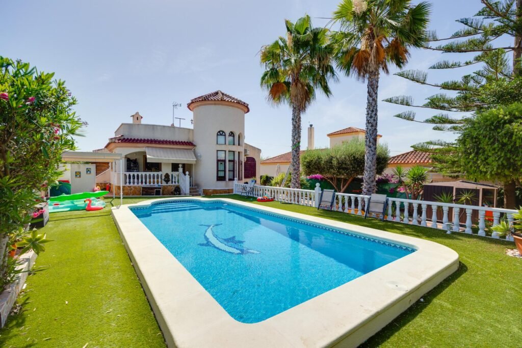 Tilava huvila omalla uima-altaalla – La Marina