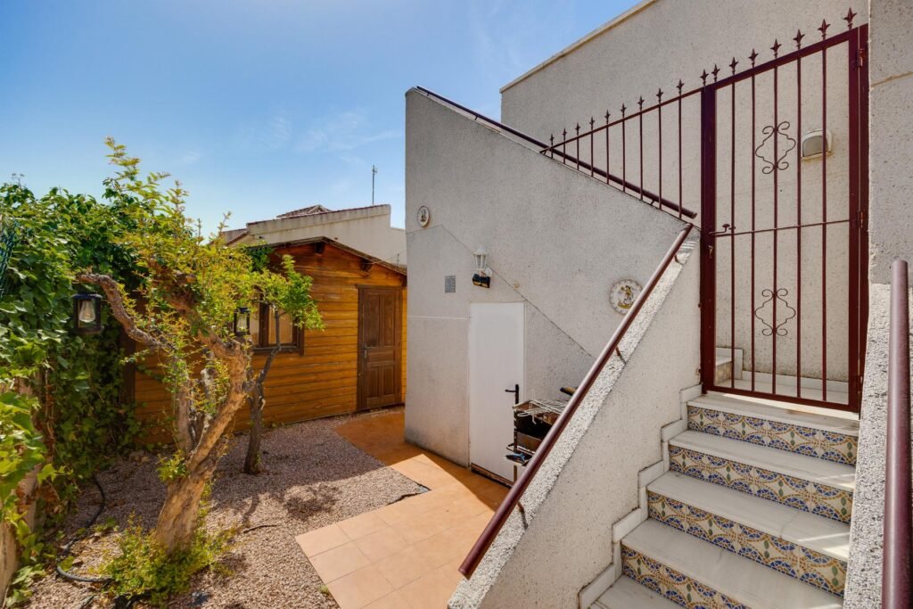 Tilava huvila omalla uima-altaalla – La Marina