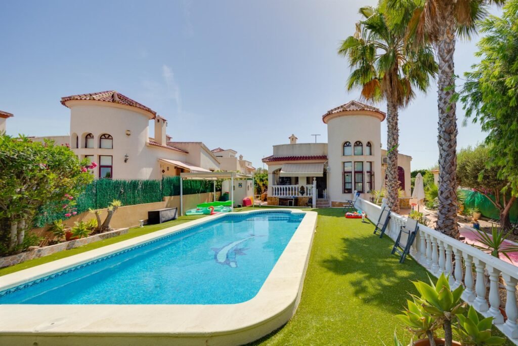 Tilava huvila omalla uima-altaalla – La Marina