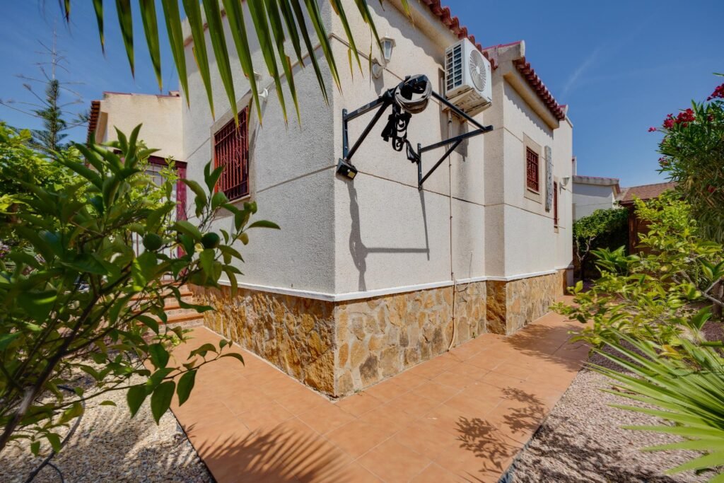 Tilava huvila omalla uima-altaalla – La Marina