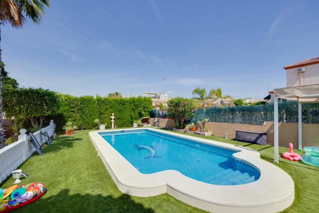 Tilava huvila omalla uima-altaalla – La Marina