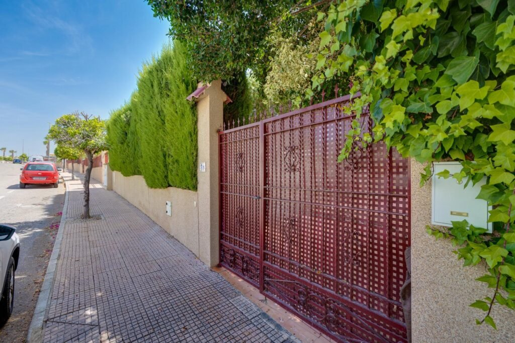 Tilava huvila omalla uima-altaalla – La Marina
