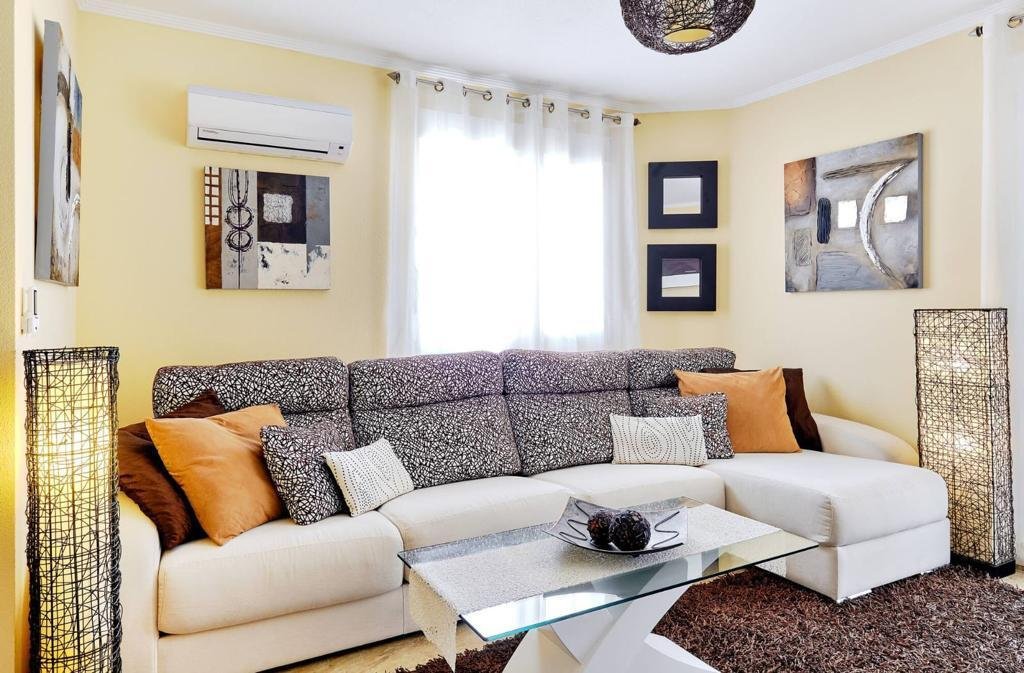 Tilava koti yhteisaltaalla – Campoamor