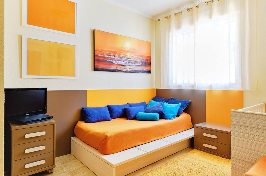 Tilava koti yhteisaltaalla – Campoamor