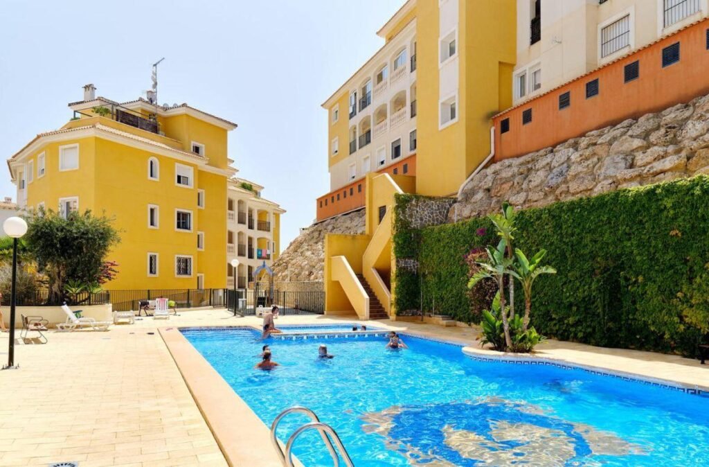 Tilava koti yhteisaltaalla – Campoamor