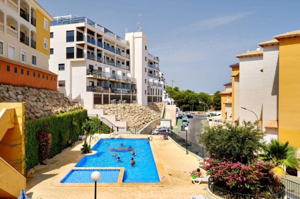 Tilava koti yhteisaltaalla – Campoamor