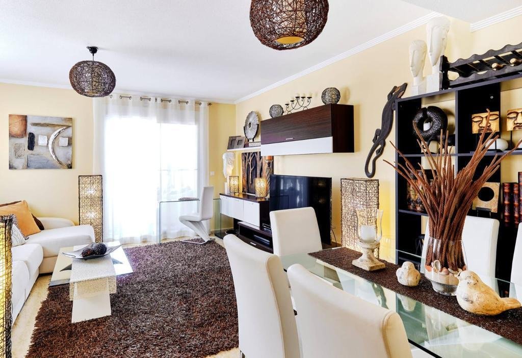 Tilava koti yhteisaltaalla – Campoamor