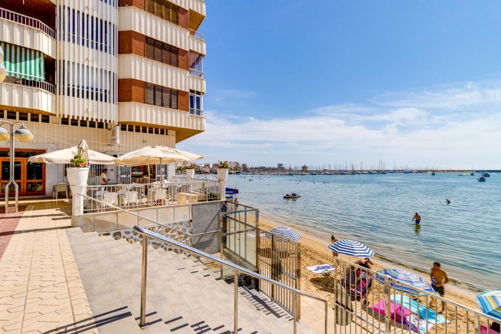 Merinäköalakoti rantakadulla – Playa del Acequión