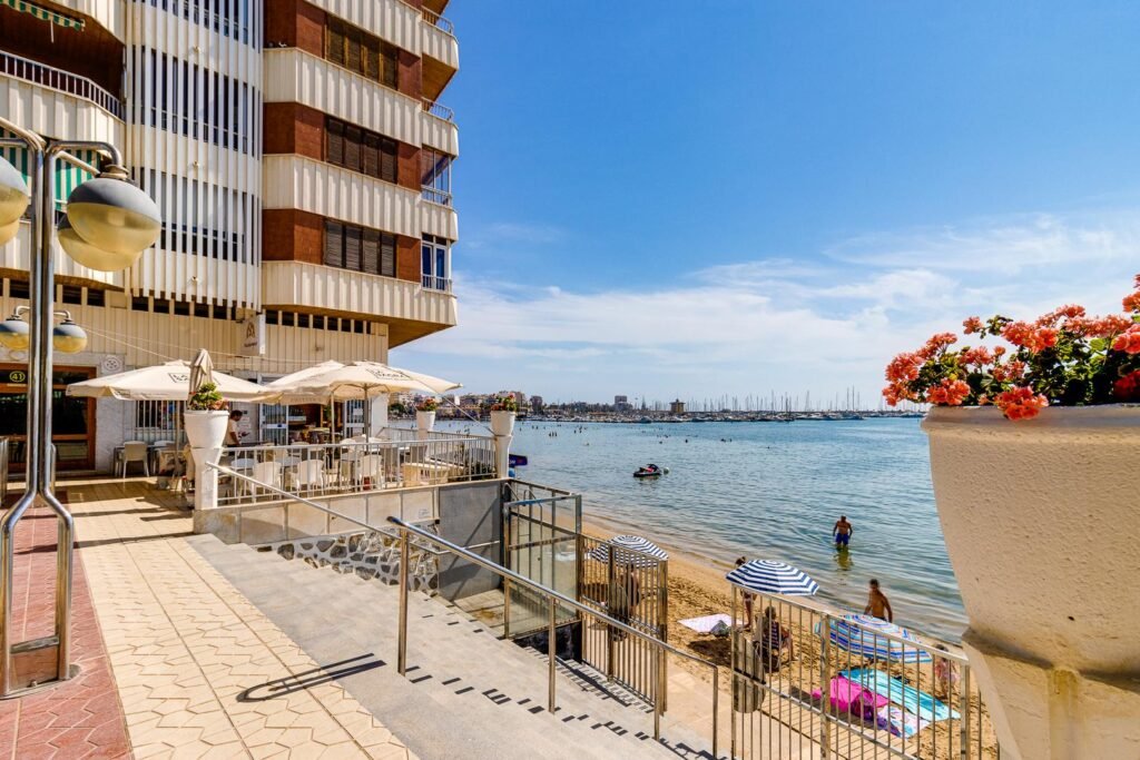 Merinäköalakoti rantakadulla – Playa del Acequión