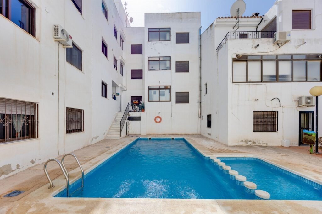 Tilava koti yhteisaltaalla – San Miguel de Salinas