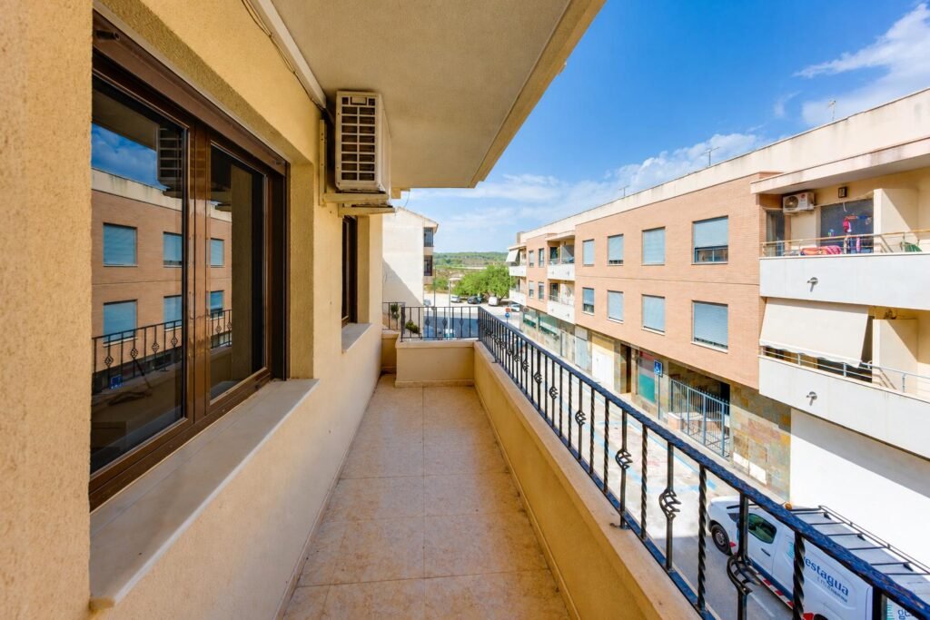 Tilava koti yhteisaltaalla – San Miguel de Salinas