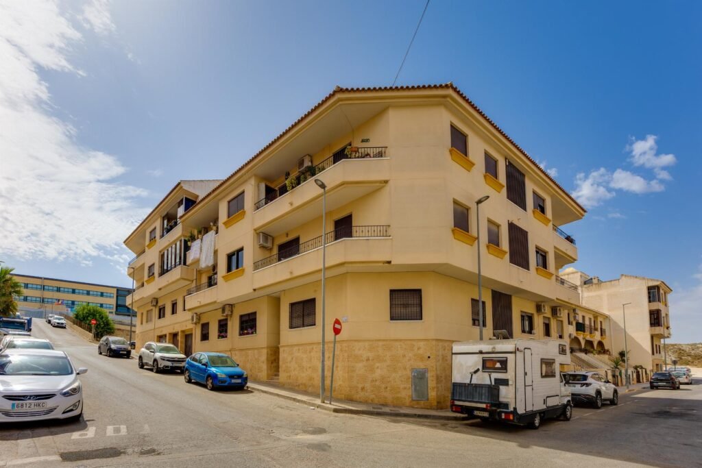 Tilava koti yhteisaltaalla – San Miguel de Salinas