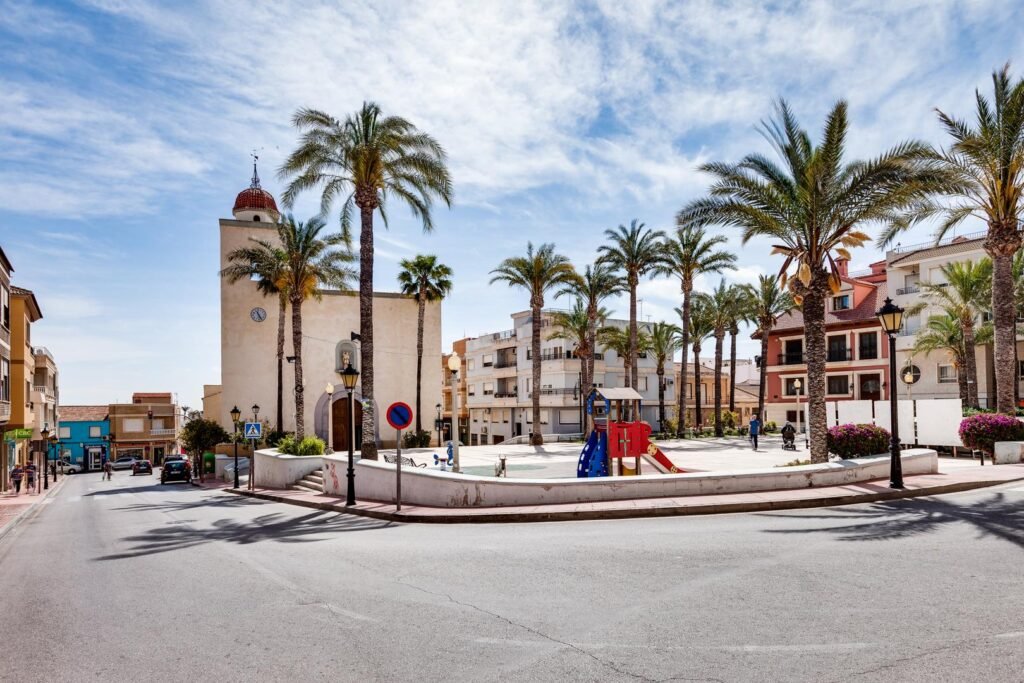 Tilava koti yhteisaltaalla – San Miguel de Salinas