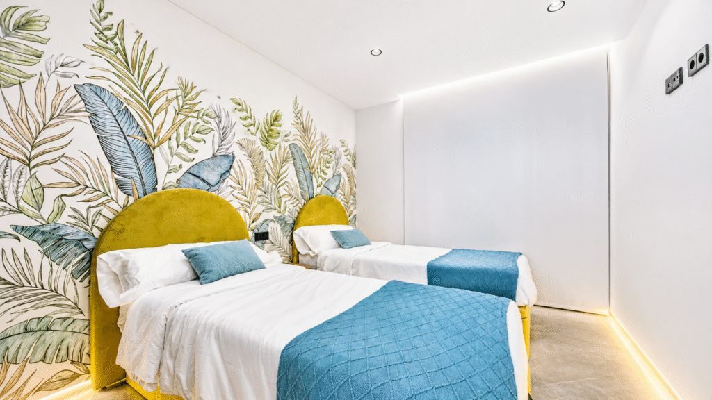 Sunrise Hills – Moderni huvila omalla uima-altaalla Los Balconesissa