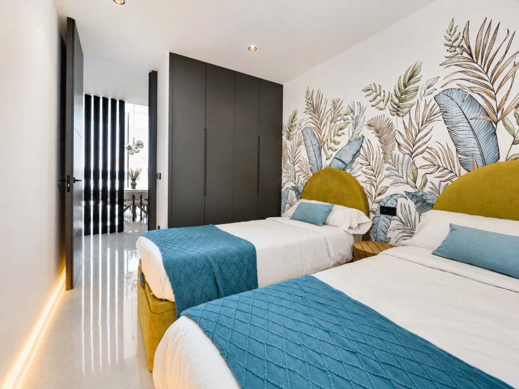 Sunrise Hills – Moderni huvila omalla uima-altaalla Los Balconesissa