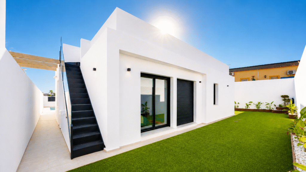 Sunrise Hills – Moderni huvila omalla uima-altaalla Los Balconesissa