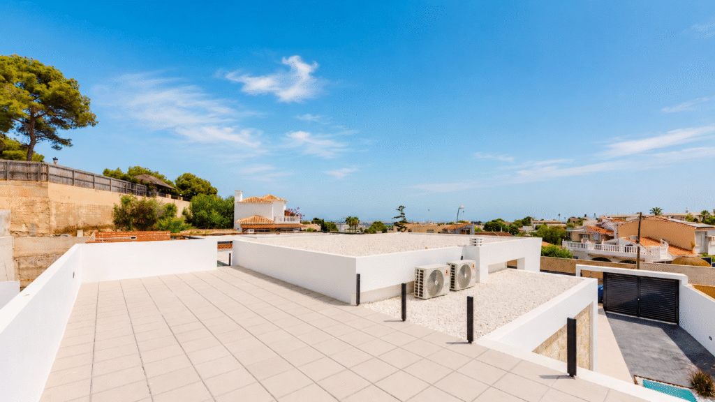 Sunrise Hills – Moderni huvila omalla uima-altaalla Los Balconesissa