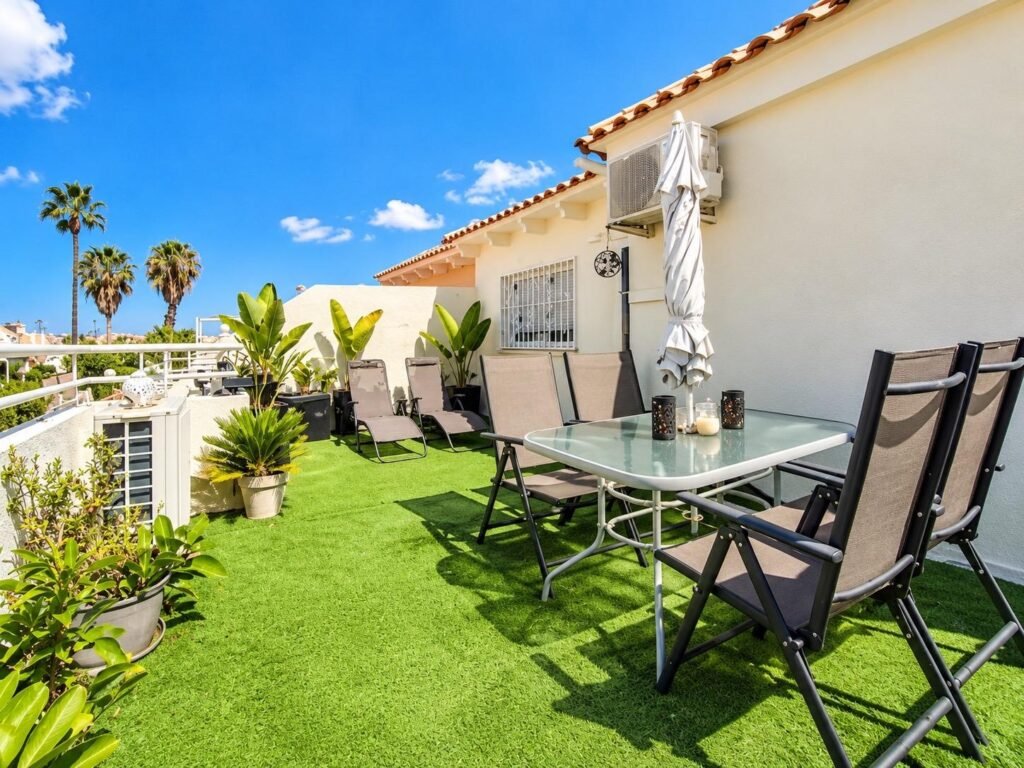 Koti ja yhteinen uima-allas – Torrevieja