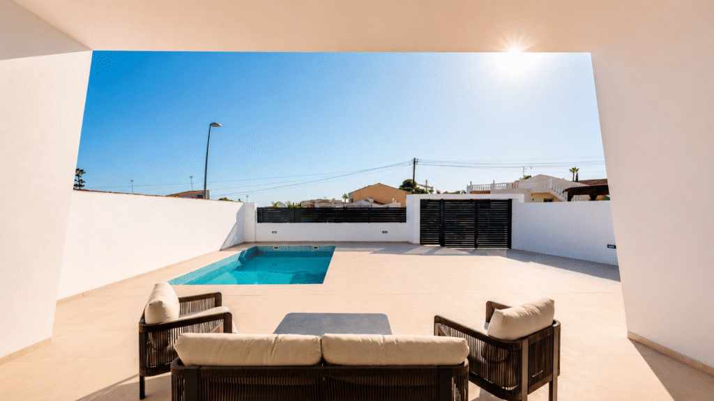 Sunrise Hills – Moderni huvila omalla uima-altaalla Los Balconesissa