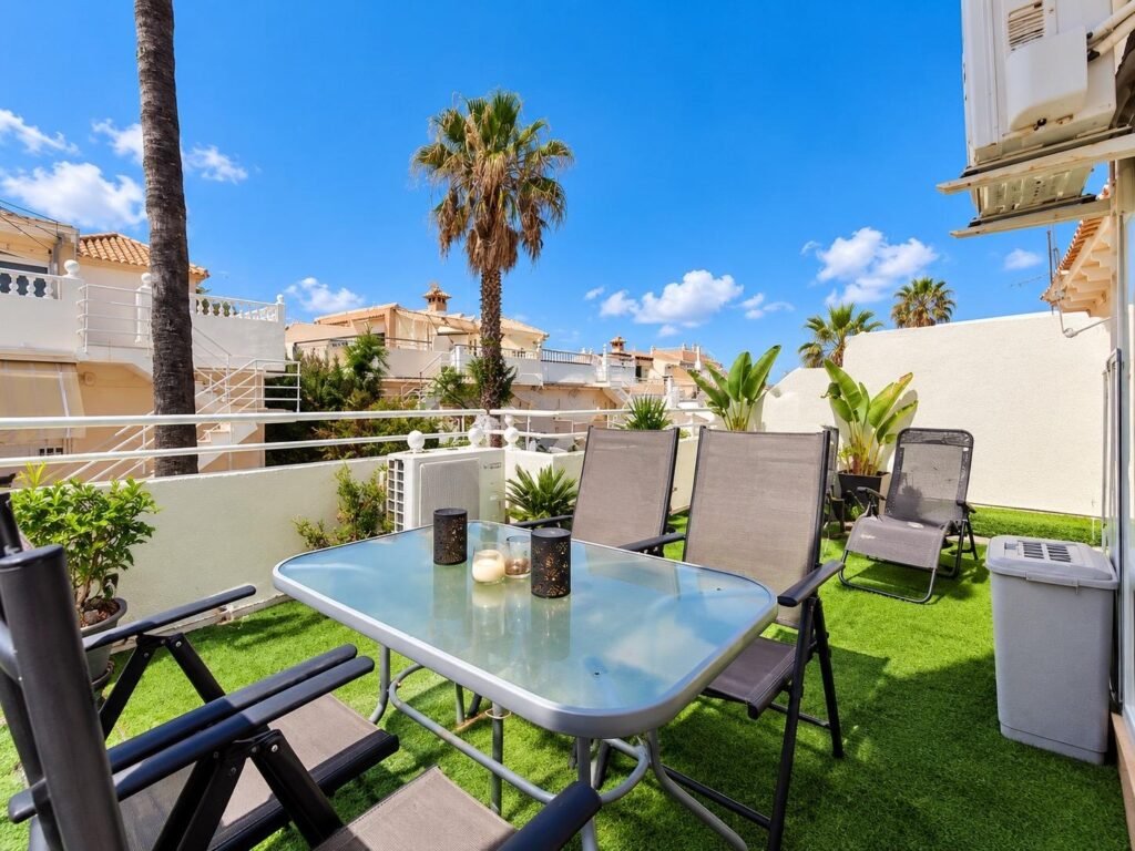 Koti ja yhteinen uima-allas – Torrevieja
