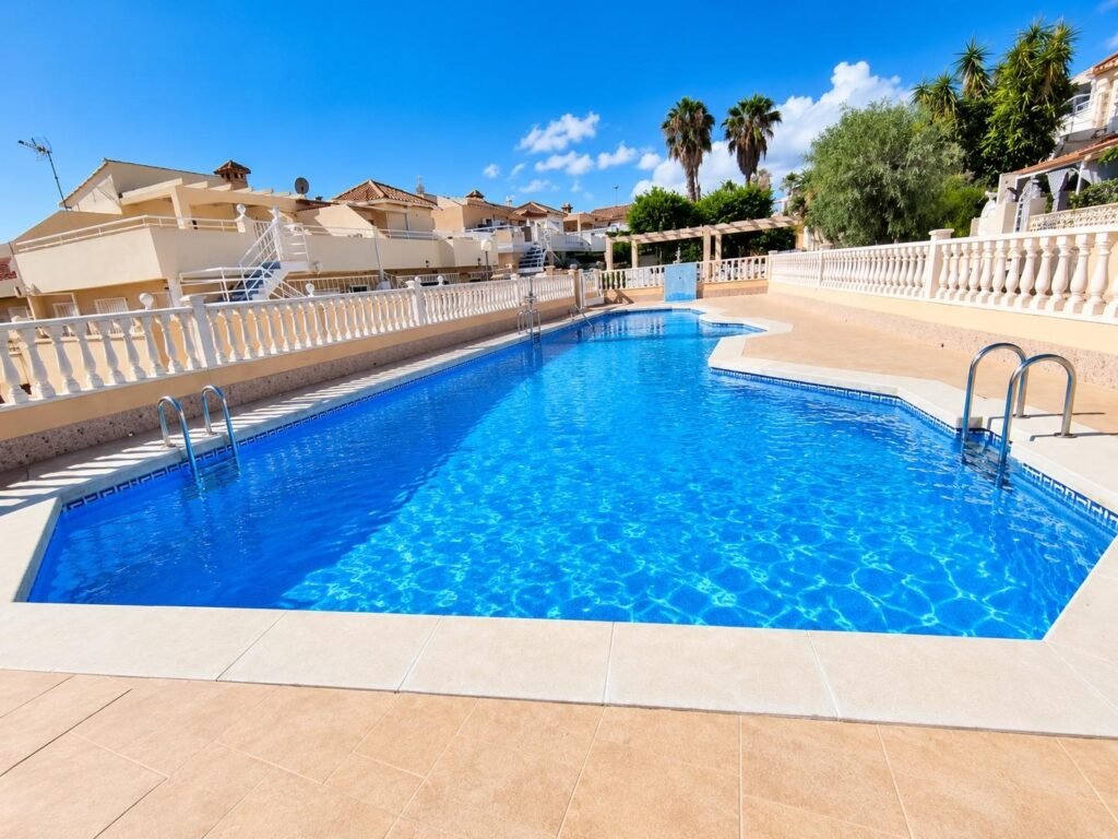 Koti ja yhteinen uima-allas – Torrevieja