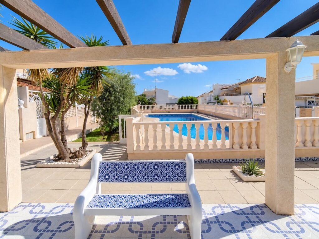 Koti ja yhteinen uima-allas – Torrevieja