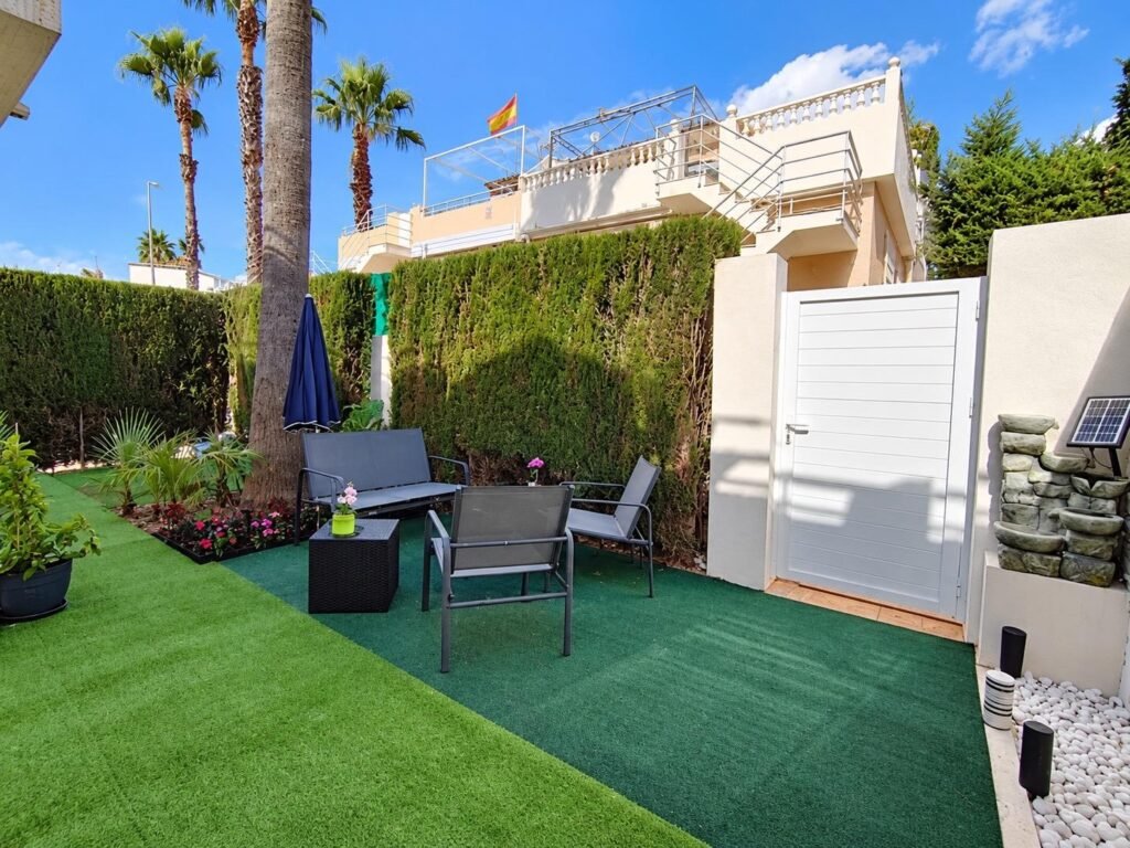 Koti ja yhteinen uima-allas – Torrevieja