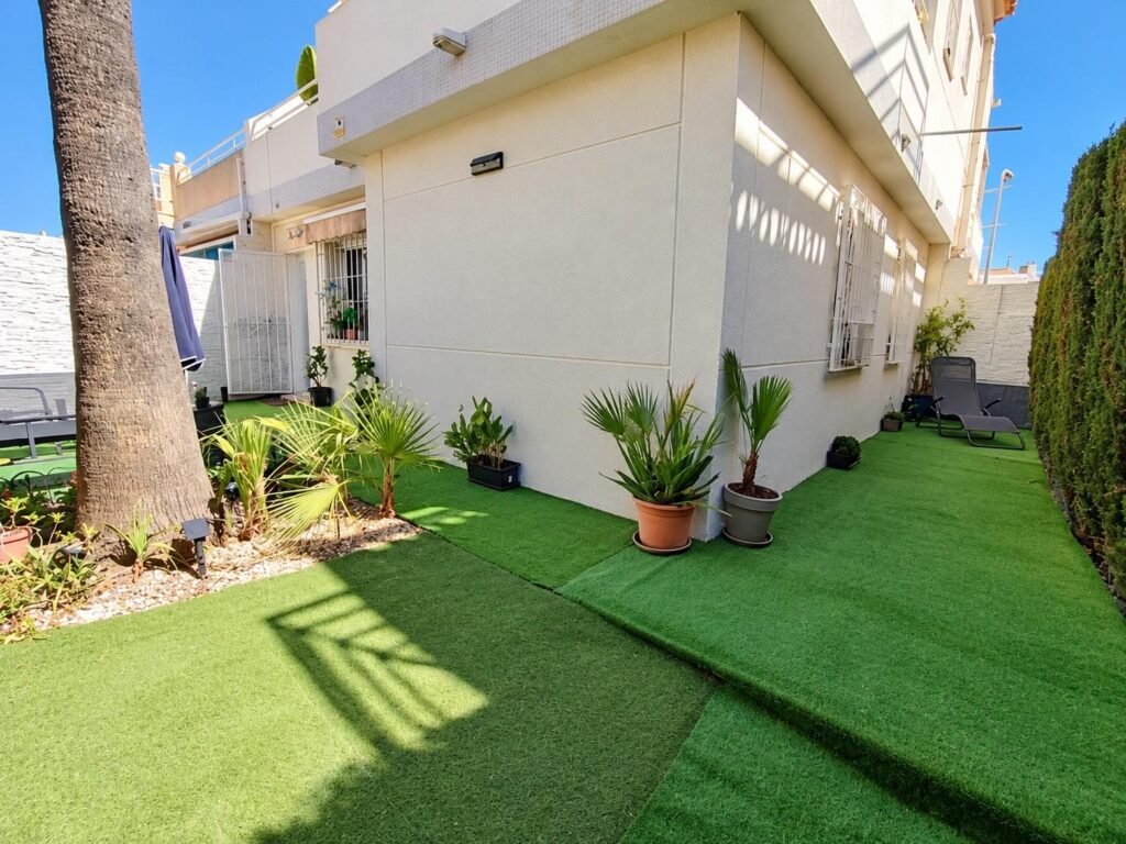 Koti ja yhteinen uima-allas – Torrevieja