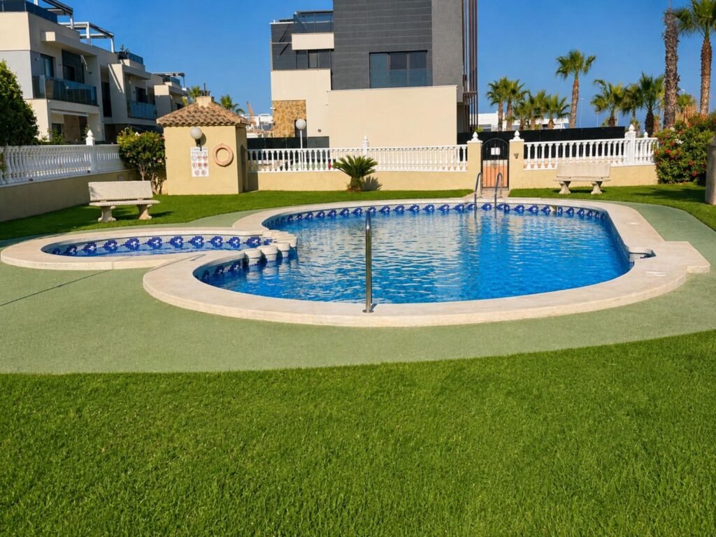 Koti ja yhteinen uima-allas – Lomas de Cabo Roig