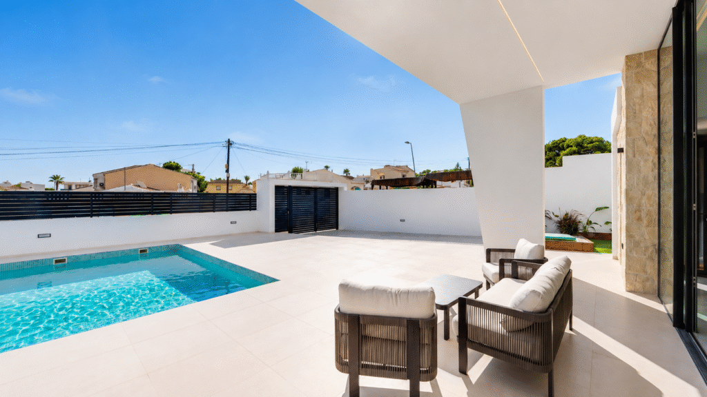 Sunrise Hills – Moderni huvila omalla uima-altaalla Los Balconesissa