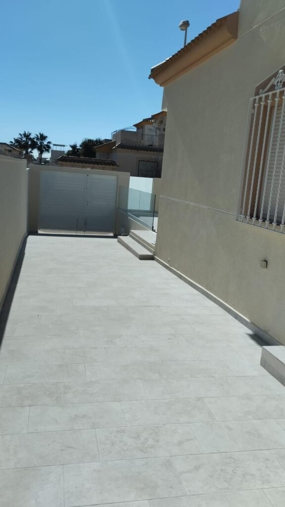 Remontoitu huvila omalla uima-altaalla ja merinäköalalla Torreviejassa
