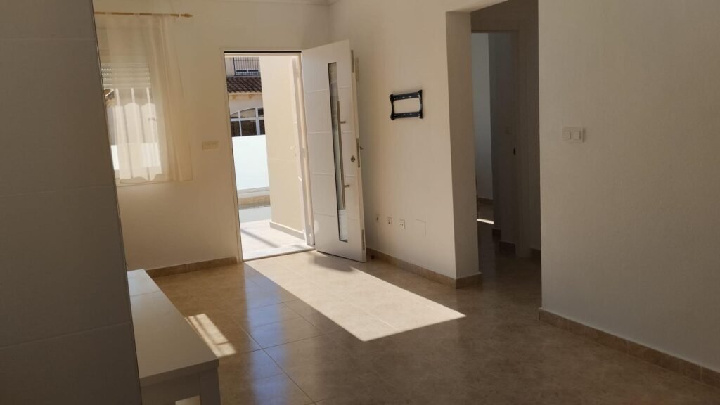 Remontoitu huvila omalla uima-altaalla ja merinäköalalla Torreviejassa