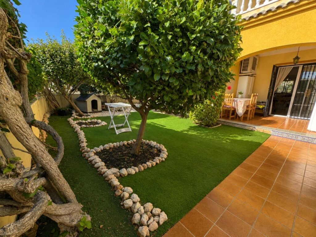 Koti ja yhteinen uima-allas – Lomas de Cabo Roig