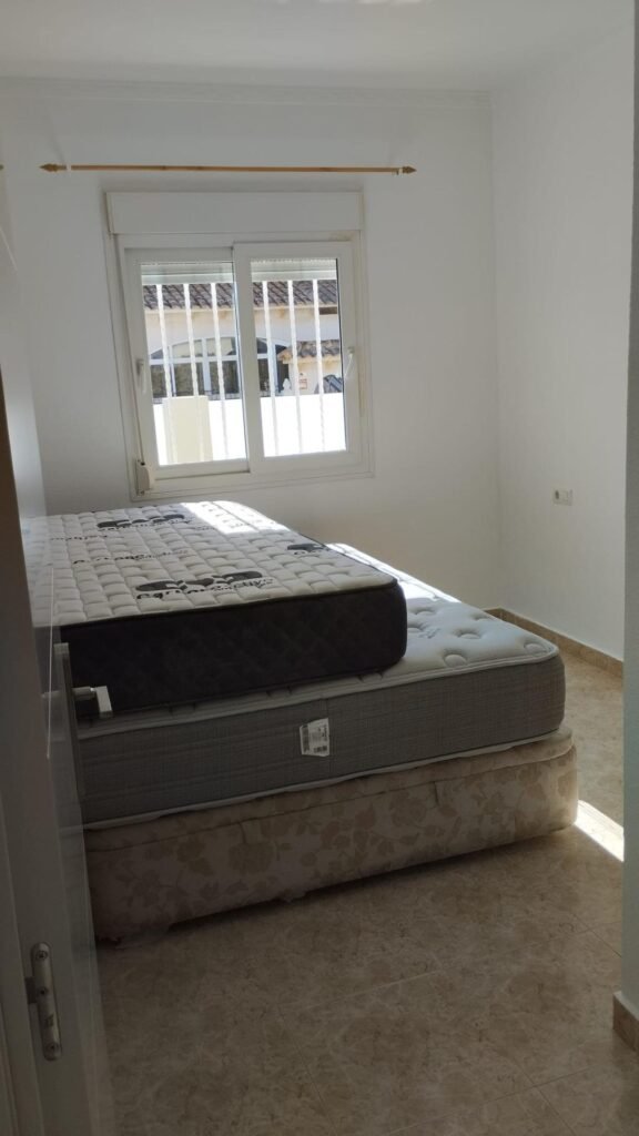 Remontoitu huvila omalla uima-altaalla ja merinäköalalla Torreviejassa