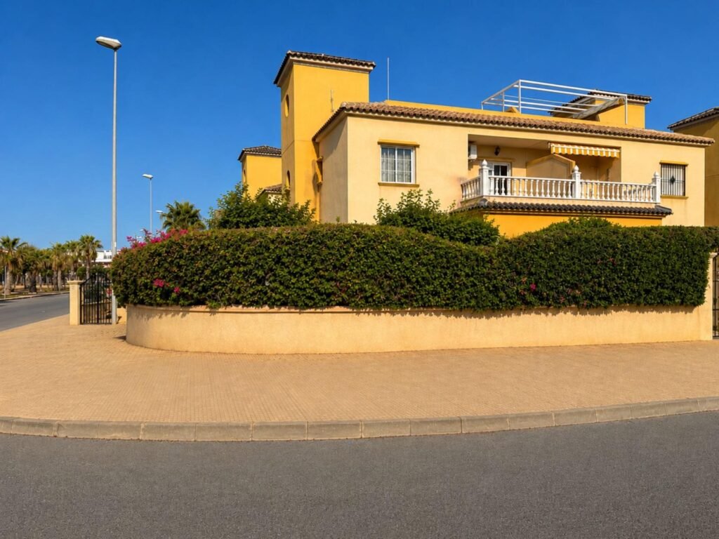Koti ja yhteinen uima-allas – Lomas de Cabo Roig