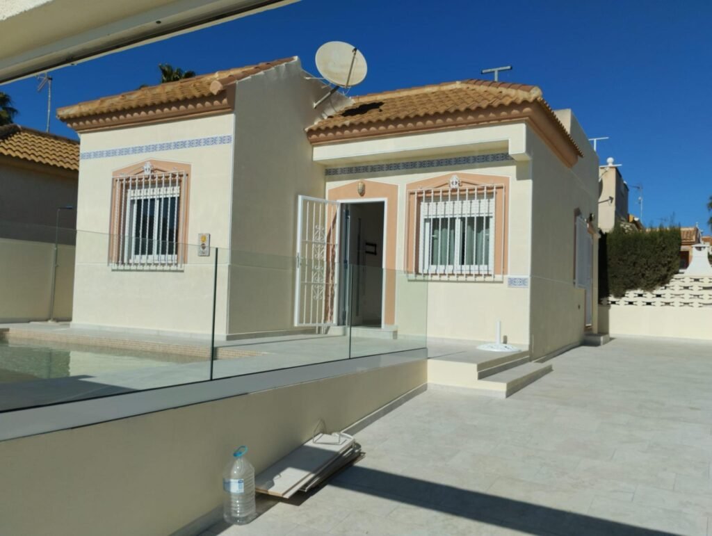 Remontoitu huvila omalla uima-altaalla ja merinäköalalla Torreviejassa