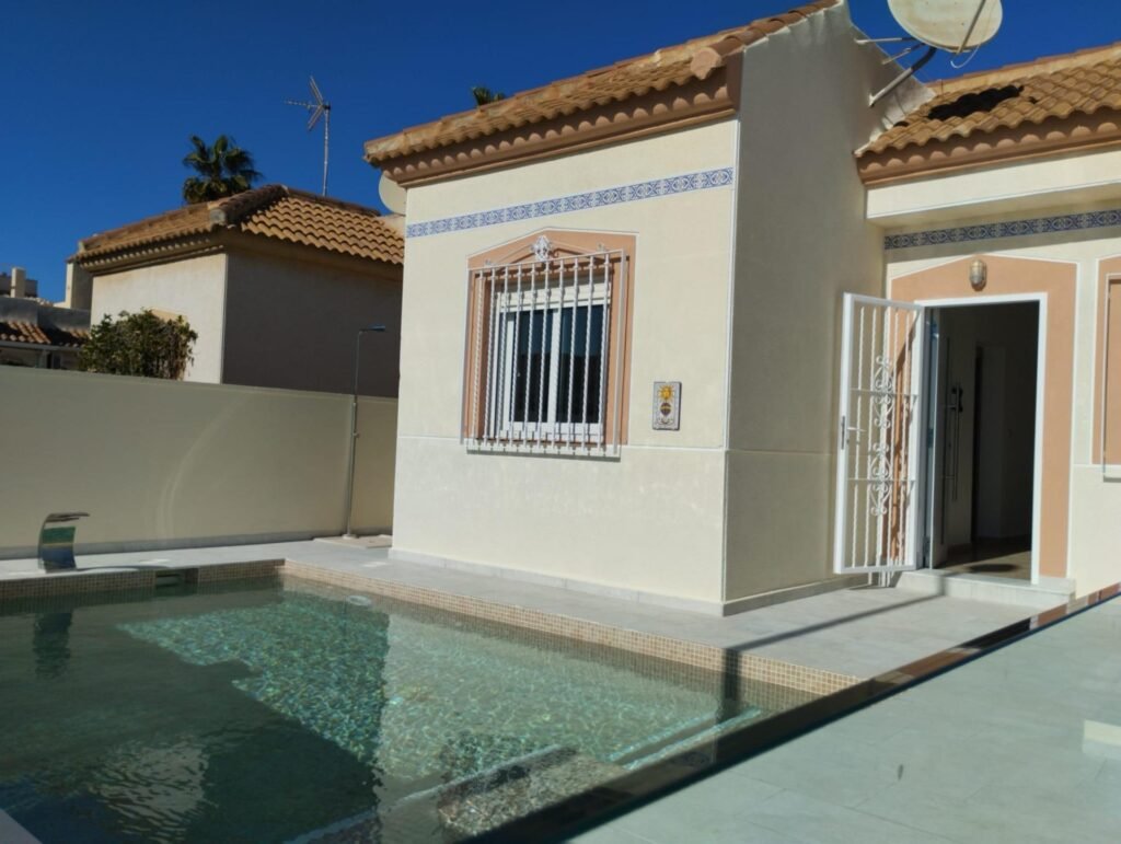 Remontoitu huvila omalla uima-altaalla ja merinäköalalla Torreviejassa