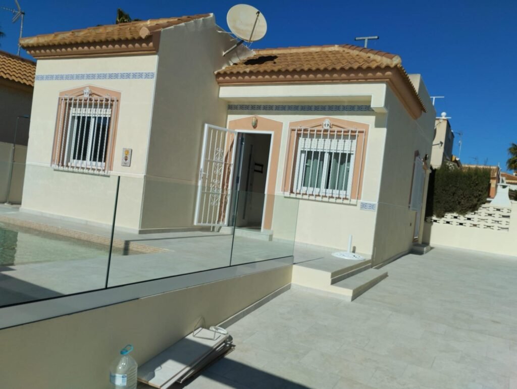 Remontoitu huvila omalla uima-altaalla ja merinäköalalla Torreviejassa