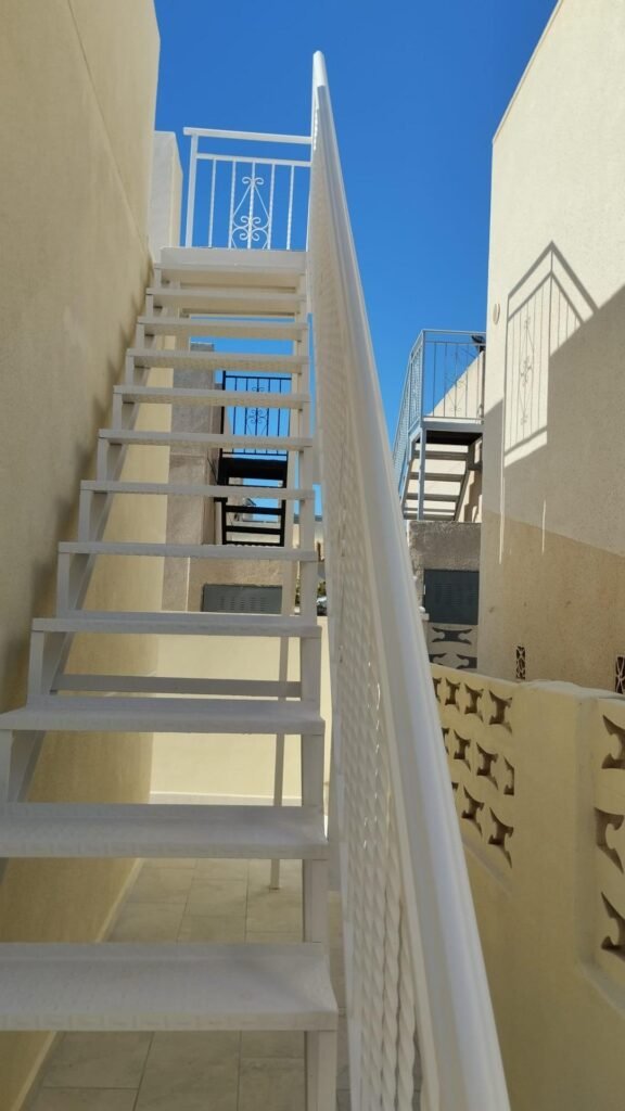 Remontoitu huvila omalla uima-altaalla ja merinäköalalla Torreviejassa