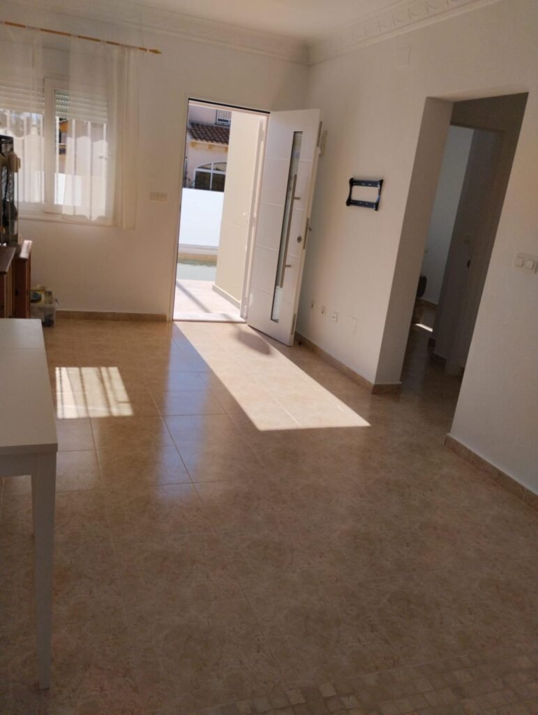 Remontoitu huvila omalla uima-altaalla ja merinäköalalla Torreviejassa