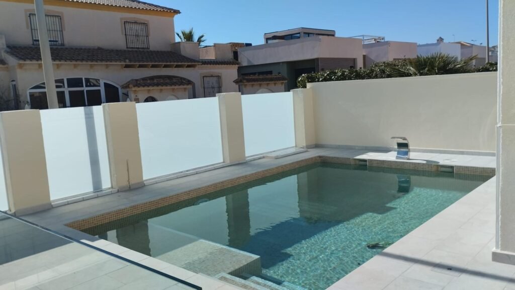 Remontoitu huvila omalla uima-altaalla ja merinäköalalla Torreviejassa